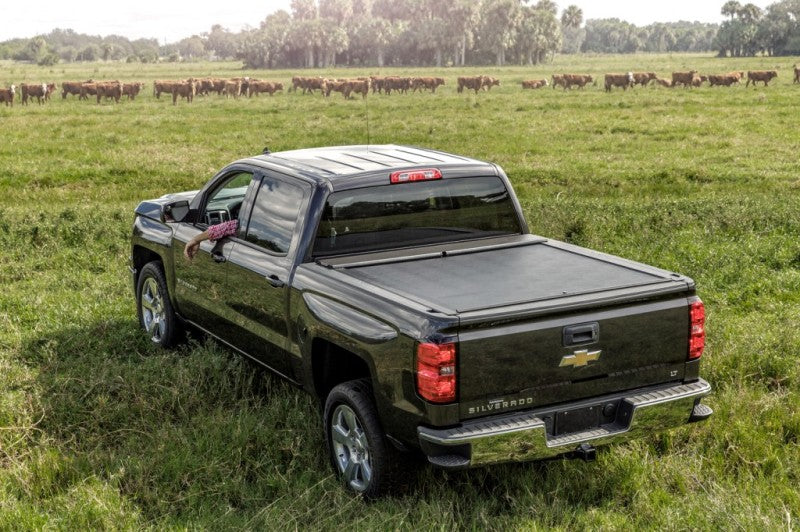 Roll-N-Lock Chevy Silverado/Sierra SB 77-3/4in M-Series Retractable Tonneau Cover