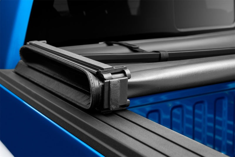 Lund Chevy Colorado (6ft. Bed) Genesis Tri-Fold Tonneau Cover - Black